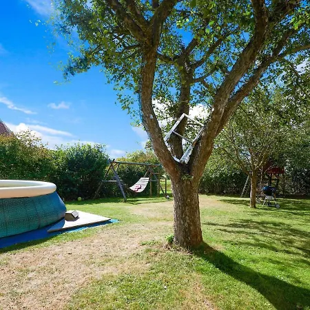 아파트 Flat With Sauna Covered Terrace Garden And Tree House For Children